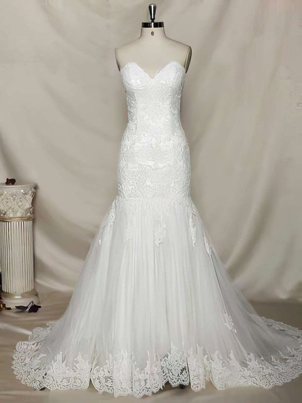 Elegant Trumpet/Mermaid Sweetheart Tulle Chapel Train Wedding Dress With Appliques Lace