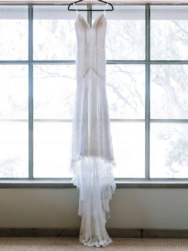 Elegant Trumpet/Mermaid V-neck Lace Court Train Wedding Dress