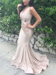 Elegant V-neck Ruffles Prom Dresses with Trumpet/Mermaid Sweep Train