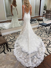 Lace Appliques Trumpet/Mermaid V-neck Tulle Wedding Dress with Court Train