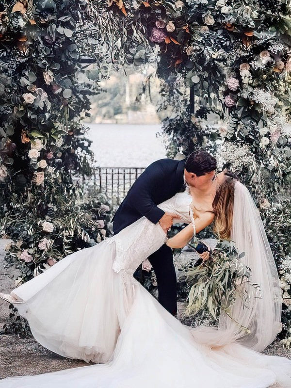 Look Elegant in Trumpet/Mermaid Off-the-shoulder Tulle Court Train Wedding Dresses With Appliques Lace