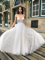 Stunning V-neck Tulle Ball Gown Wedding Dress with Appliques Lace