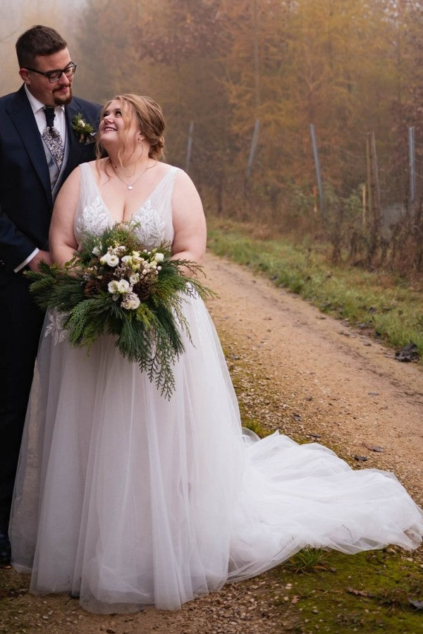 Babyonlines Boho V-neck Sleeveless Plus Size Wedding Dresses with Lace Appliue