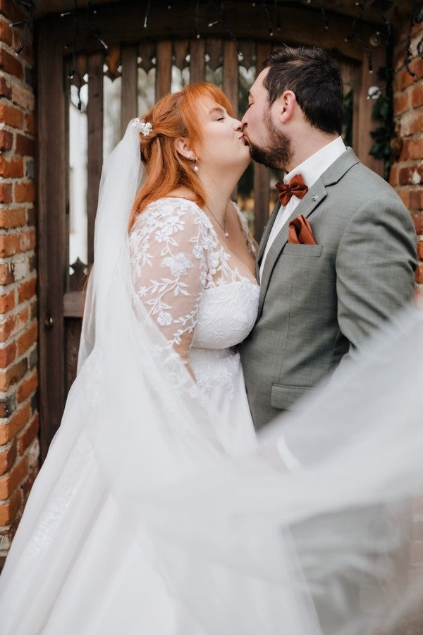 Babyonlines Deep V-neck Long Sleeves Plus Size Ball Gown Wedding Dresses