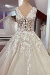 Elegant A-Line Bateau Long Sleeves Floor-length Wedding Dress With Appliques Lace Tulle