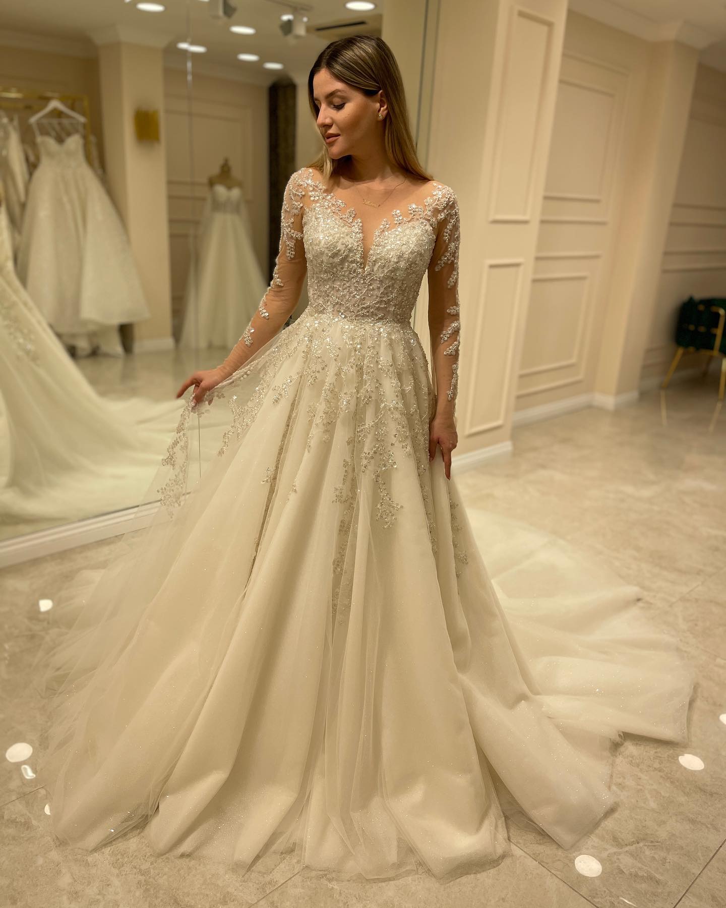 Elegant Long A-Line Wedding Dress with Lace Appliques and Sleeves