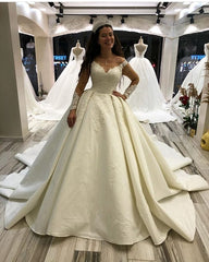 Elegant Long Sleeve Princess Sweetheart Satin Wedding Dress with Appliques