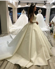 Elegant Long Sleeve Princess Sweetheart Satin Wedding Dress with Appliques