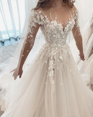 Elegant Sweetheart Long Sleeve A-Line Tulle Wedding Dress with Lace Appliques