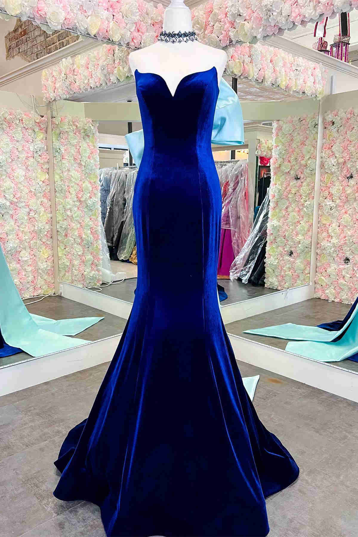 https://www.babyonlines.com/cdn/shop/files/fitted-mermaid-royal-blue-velvet-prom-dress-with-bow.jpg?v=1731633814