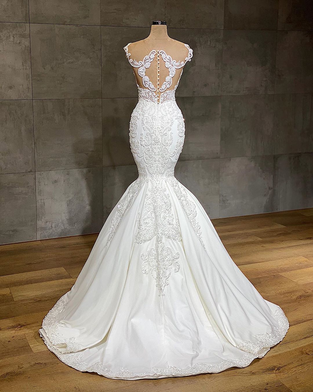 Lace Sweetheart V-Neck Sleeveless Mermaid Wedding Dress with Appliques