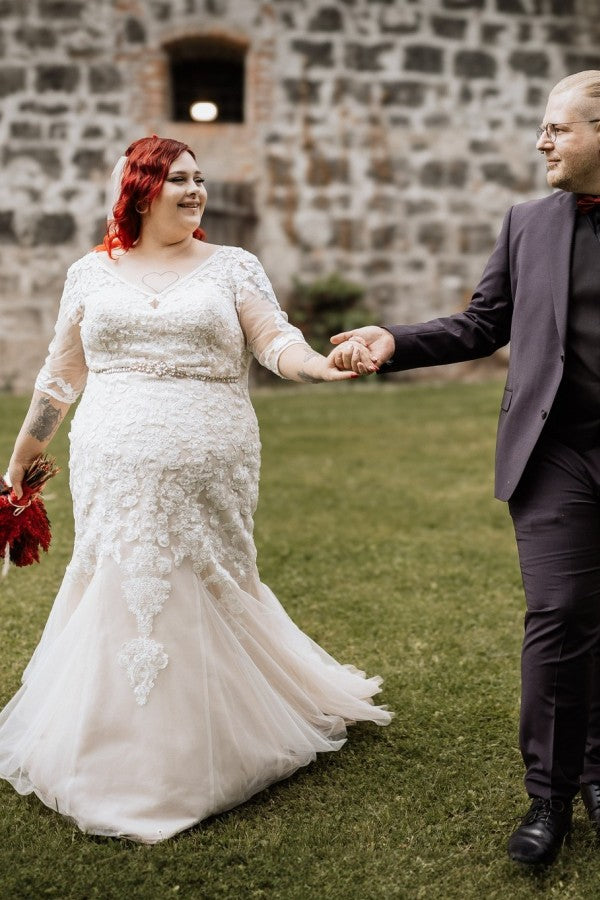 Babyonlines Plus Size Short Sleeves V-neck Wedding Dresses with Lace Applique