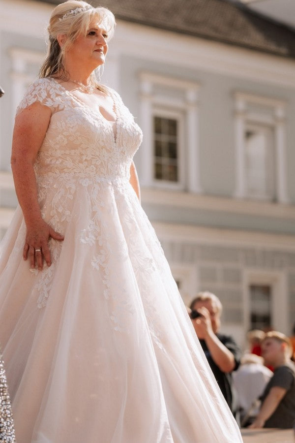 Babyonlines Short Sleeves Plus Size Tulle Wedding Dresses with Lace Applqiue