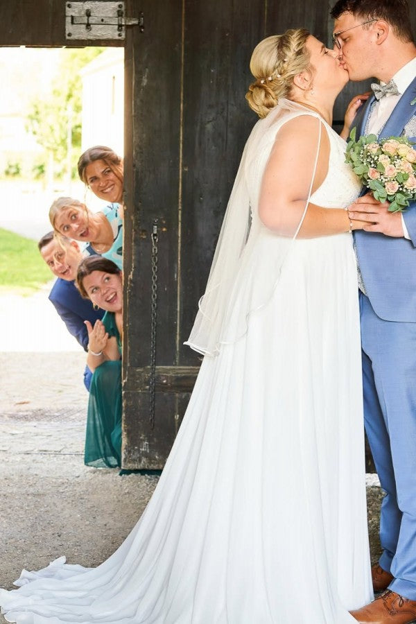 Babyonlines Simple Sleeveless Deep V-neck Plus Size Wedding Dresses