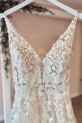 Spaghetti Strap V-Neck A-Line Backless Wedding Dress with Tulle Lace Appliques