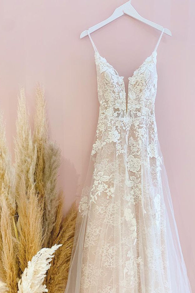 Stunning A-Line Tulle Wedding Dress with Spaghetti Straps and Lace Appliques