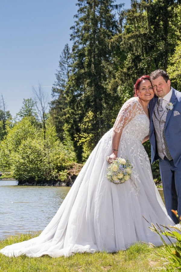 Babyonlines V-neck Plus Size Tulle A-line Wedding Dresses with Lace Applique