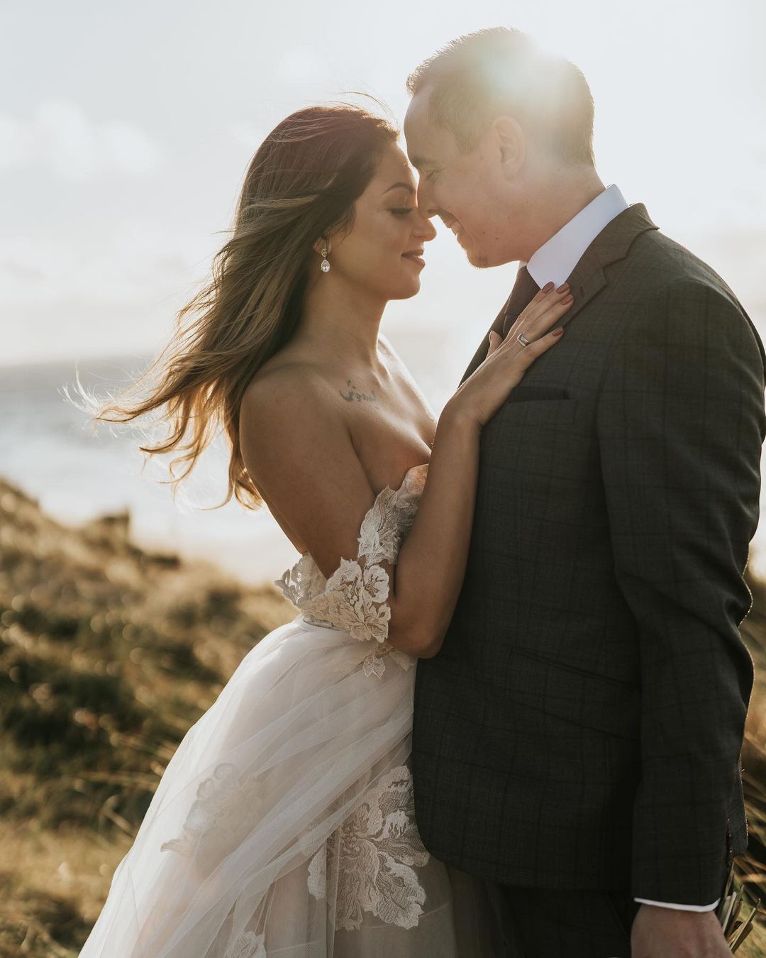 Vintage A-Line Off-the-Shoulder Backless Floor-Length Wedding Dress with Lace Tulle Appliques