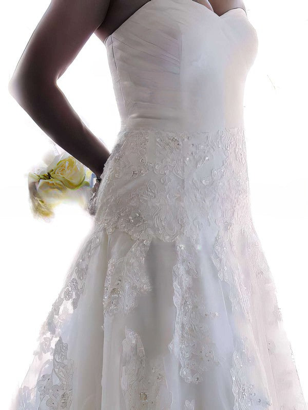 Elegant Ball Gown Sweetheart Tulle Chapel Train Wedding Dress With Appliques Lace