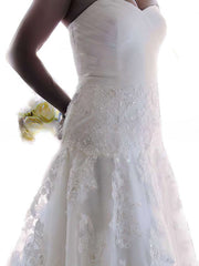 Elegant Ball Gown Sweetheart Tulle Chapel Train Wedding Dress With Appliques Lace