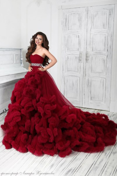2021 Red Cloud Wedding Dresses Red Strapless Beaded Ruffles Chapel Train Bridal Gowns